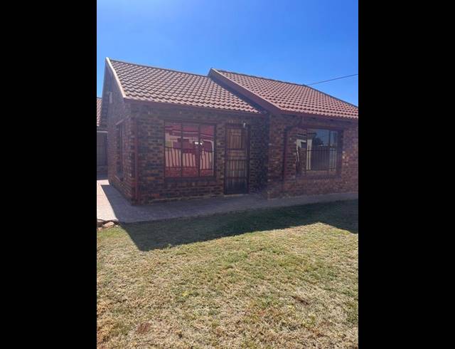 2 BEDROOM HOUSE FOR SALE IN MMABATHO 15